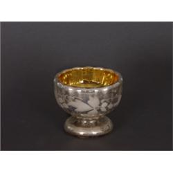 Varia : Gewürzschale. Bauernsilber. Mundgeblasenes Glas, Schale im Inneren vergoldet. Runder Stand,