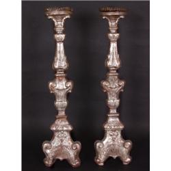 Varia : Paar Kerzenleuchter. Lindenholz geschnitzt, versilberte Fassung. Balusterschaft auf dreipass