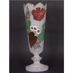 Varia : Vase. Weißes Opalglas. Flötenförmige Wandung auf kurzem Stand mit gezacktem Rand. Florale