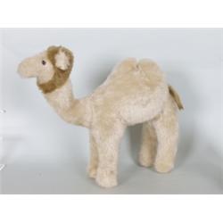 Varia : Stofftier. Kamel. Beige-brauner Plüsch, Glasaugen. Marke Steiff (?). Deutsch, um 1930. H: 38