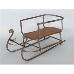 Varia : Schlitten. Geschwungenes, lackiertes Eisengestell, Sitzbrett aus Holz. Deutsch, um 1900. H: 