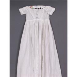 Varia : Taufkleid. Batist mit feinster, irischer Stickerei. Am Ärmel kleiner Riß. Ende 19. Jh. L: 11