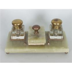 Varia : Schreibtisch-Garnitur. Grüner Onyx, Messingfüße. L: 26 x 15