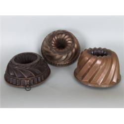 Zinn - Kupfer - Messing - Bronze : Konvolut. Drei getriebene Gugelhupfformen, verschieden. Kupfer, i