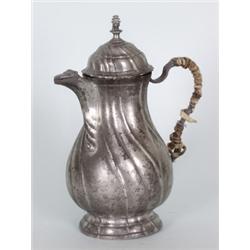 Zinn - Kupfer - Messing - Bronze : Kaffeekanne. Zinn. Auf rundem Stand godronierte, birnförmige Wand