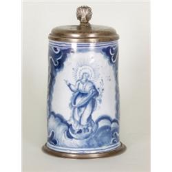 Fayencen - Steingut - Steinzeug : Walzenkrug. Fayence. Sandfarbener Scherben, kleisterblauer Fond. R