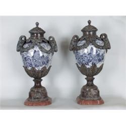 Fayencen - Steingut - Steinzeug : Paar Prunkvasen. Auf profiliertem, roten Marmorsockel bronzener Va