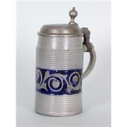 Fayencen - Steingut - Steinzeug : Walzenkrug. Graues, salzglasiertes Steinzeug mit kobaltblauer Bema