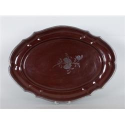 Fayencen - Steingut - Steinzeug : Große Platte. Fayence. Rötlicher Scherben, kaffeebraune Glasur. Ov