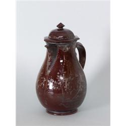 Fayencen - Steingut - Steinzeug : Kaffeekanne. Fayence. Rötlicher Scherben, kaffeebraune Glasur. Bir