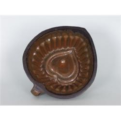 Fayencen - Steingut - Steinzeug : Backform. Braun glasierter Ton. Herzform mit Griff. Thurnau 19. Jh