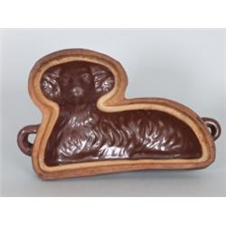 Fayencen - Steingut - Steinzeug : Backform. Braun glasierter Ton. Lammform auf Kufenfüßen, zwei Hand