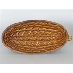 Fayencen - Steingut - Steinzeug : Pastetenform. Gelbglasierter Ton. Längsovale Melonenform mit Griff