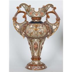 Fayencen - Steingut - Steinzeug : Prunkvase. Majolika. Auf rundem, gewölbten Stand sechsfach gefelde