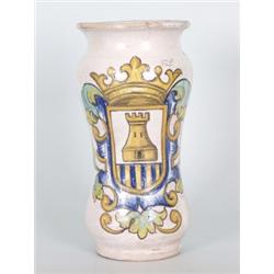 Fayencen - Steingut - Steinzeug : Albarello. Sandfarbener Scherben, rahmweiße Glasur. Frontal bekrön