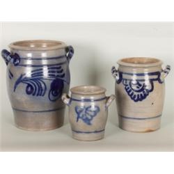 Fayencen - Steingut - Steinzeug : Drei Vorratstöpfe. Graues, salzglasiertes Steinzeug, kobaltblau be