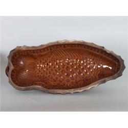 Fayencen - Steingut - Steinzeug : Pastetenform. Braun glasierter Ton. Fischform 2. H. 19. Jh. L: 42