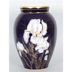 Porzellan : Blumenvase. Ovoide Wandung. Eingeschnürter, kurzer Hals mit Wulstrand. Auf kobaltblauem 