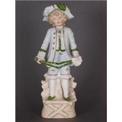 Porzellan : Porzellanfigur. Farbig bemaltes Biskuitporzellan. Junger Kavalier mit Dreispitz auf