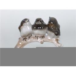 Porzellan : Spatzengruppe. Auf ovalem Sockel plastisch gearbeiteter Ast, darauf sitzend drei natural