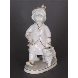 Porzellan : Porzellanfigur. Weiß glasiert, Goldränder. Auf ovalem Sockel spazierendes Mädchen mit Sc