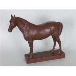 Porzellan : Skulptur. Auf rechteckigem Sockel braun glasierte Majolikafigur eines Hengstes. Inschrif