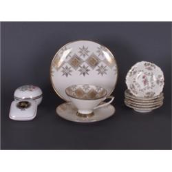 Porzellan : Konvolut. Sechs Schälchen. Reliefdekor mit Streublümchen und Golddekor. Marke Seltmann,