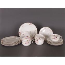 Porzellan : Konvolut. Amphorenförmige Vase mit Golddekoration, H: 27,5 cm. Sechs Tassen mit Untertas