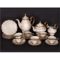 Porzellan : Speise- und Kaffeeservice. Für 12 Personen, bestehend aus: 3 Terrinen, 4 Vorlegeplatten,