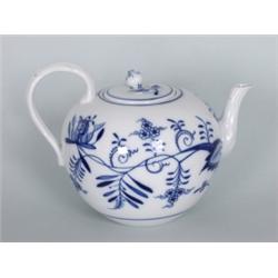 Porzellan : Teekanne. Kugelige Wandung, Asthenkel, hochgezogener Röhrenausguss. Rosenzweig bekrönter