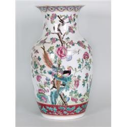 Porzellan : Vase. Ovoide Wandung mit eingezogenem Hals. Polychrome Bemalung mit Paradiesvögeln, Blüt