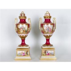 Porzellan : Paar Prunkvasen. Auf getrepptem Podest ovoide Vase mit eingezogener Schulter und leicht 