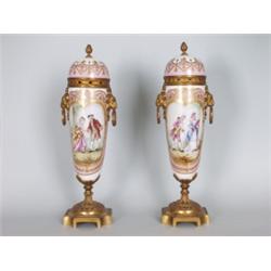 Porzellan : Paar Deckelvasen. Vergoldeter Bronzefuß und Applikationen. Quadratischer, in den Ecken