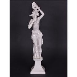 Porzellan : Porzellanfigur. Tänzerin mit Maske auf Sockel. Weiß glasiert. Im Boden sign." Prof. Spad