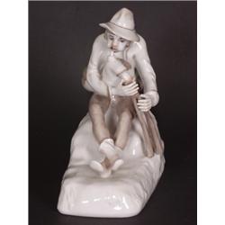 Porzellan : Porzellanfigur. Dudelsackspieler. Auf rechteckigem Felssockel sitzende Figur in naturali