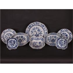 Porzellan : Speiseservice. Zwiebelmuster. Bestehend aus 52 Teilen, davon 4 Teile Hutschenreuther. 12