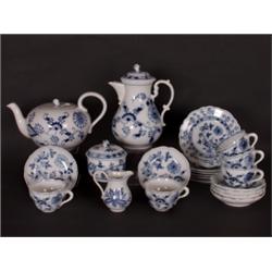 Porzellan : Kaffee-Tee-Service. Zwiebelmuster. 38 Teile, davon 6 Teile Hutschenreuther. Bestehend au