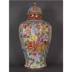 Porzellan : Prunk-Deckelvase. Achtfach facettierte Balusterform mit einggezogener Schulter und steil