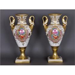 Porzellan : Paar Vasen. Empireform. Auf quadratischem, getreppten Sockel ovoide Wandung mit hochgezo