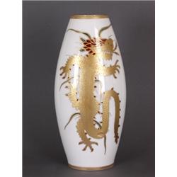 Porzellan : Vase. Hohe, ovale Wandung. Frontal, zwischen Goldrändern, reliefierter Drachendekor in G