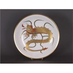 Porzellan : Wandteller. Reliefierter Drachendekor in Gold, Rot und Grün. Manufakturmarke wie vor. Na