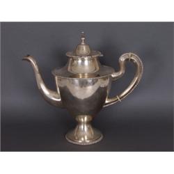 Silber : Kaffeekanne. Silber gegossen. Auf rundem, gewölbten Stand ovoide Wandung mit stark eingezog