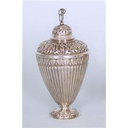 Silber : Teedose. Gegossen und getrieben. Gewölbter Stand, ovoide Wandung mit Pfeifen- und Palmetten