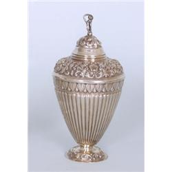 Silber : Teedose. Gegenstück. Wie vor beschrieben, ähnlicher Dekor. Frankreich, um 1800. H: 15 cm. G