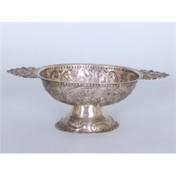 Silber : Schale. Gegossen und getrieben. Ovale Schale auf gewölbten Standfuß. Beidseitig getriebener