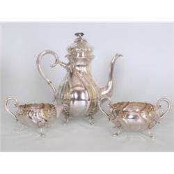 Silber : Kaffeeservice. Bestehend aus Kanne, Zuckerschale und Sahnegießer. Godronierte Wandung auf d