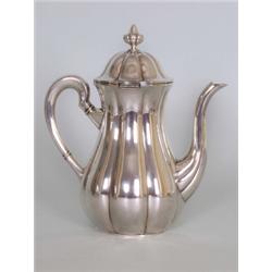 Silber : Kaffeekanne. Vertikal achtfach gerippte Wandung, geschwungener Röhrenausguss, Ohrhenkel.
