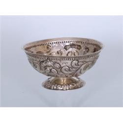 Silber : Schale. Getrieben. Tiefgemuldete Schale auf kurzem Standfuß. Umlaufender Dekor von Blattwer