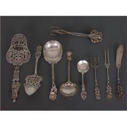 Silber : Konvolut Vorlegebesteck. Dekor Hildesheimer Rose. Bestehend aus Zuckerzange, Torten- und