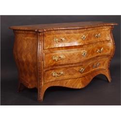 Möbel - Einrichtung : Barock-Kommode. Nadelholz, Nußbaum und Zwetschge furniert. Allseits geschwunge